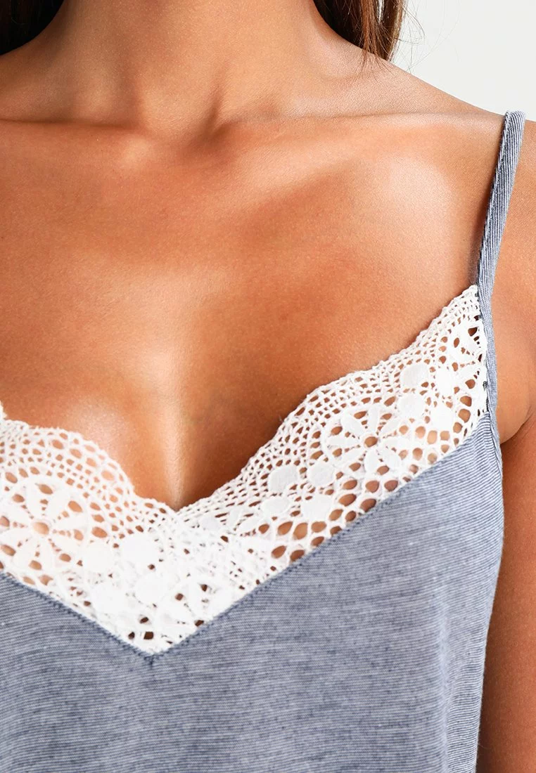 Comprar ⌛ Anna Field SARAH SHORT PJ SET WITH CROCHET LACE - Pijama - Off-white/dark Blue, Mujer 😉 5 Comprar ⌛ Anna Field SARAH SHORT PJ SET WITH CROCHET LACE - Pijama - Off-white/dark Blue, Mujer 😉 - Imagen 5